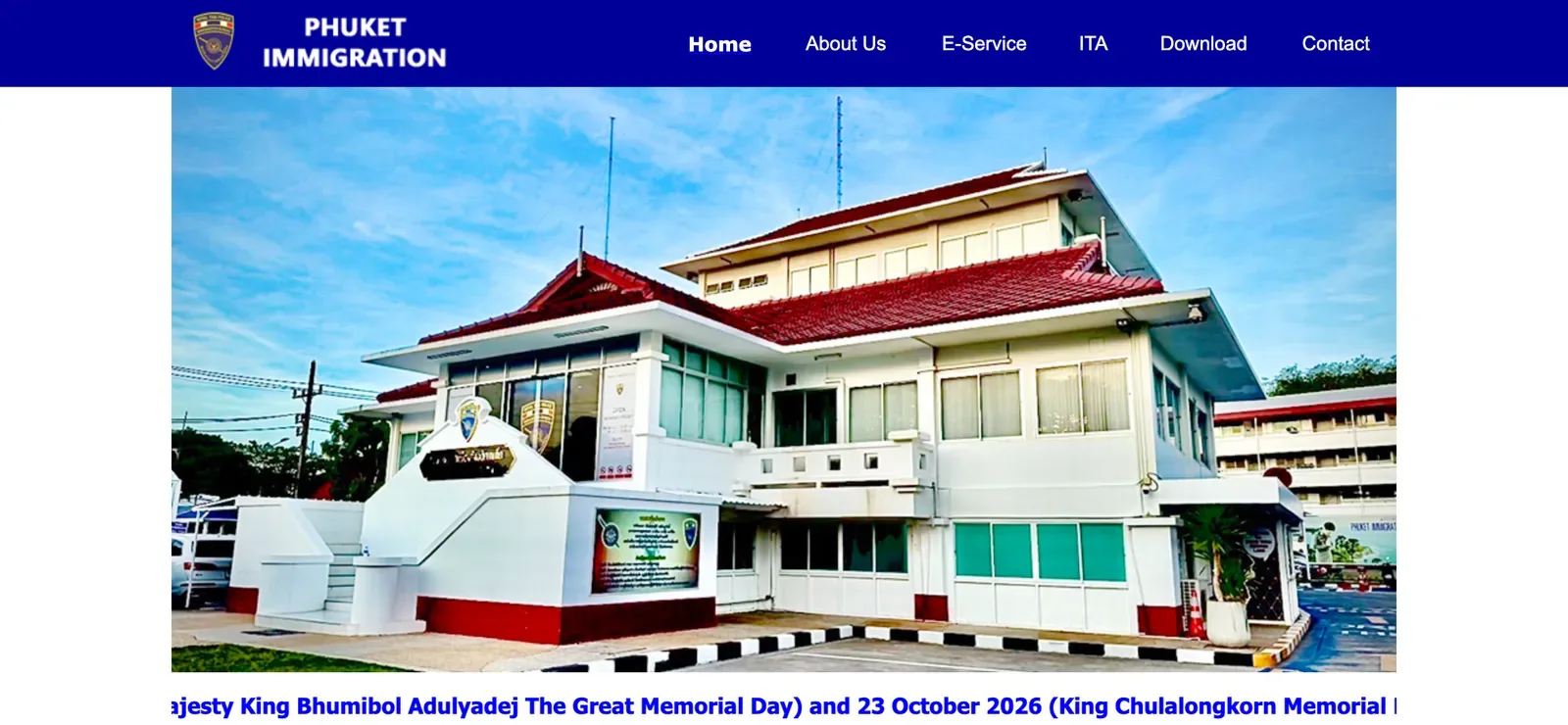 Homepage of the immigration office with a blue menu bar, a photo of the office building and a scrolling closure notice.
